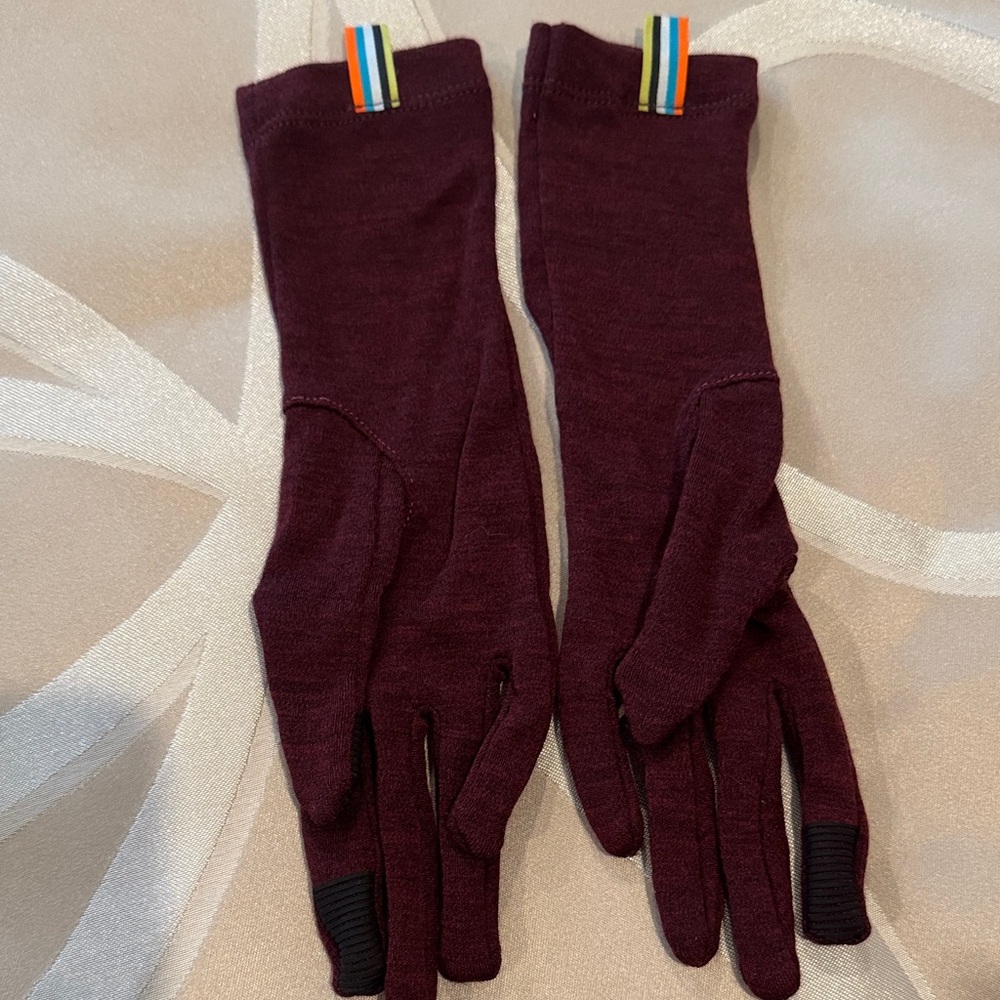 Smartwool Women's Burgundy Touchscreen Gloves - Picture 2 of 4
